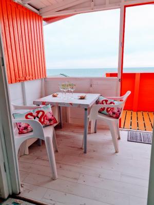 photo 5 of Beach hut Flamingo Hut 43H for hire Frinton-on-Sea